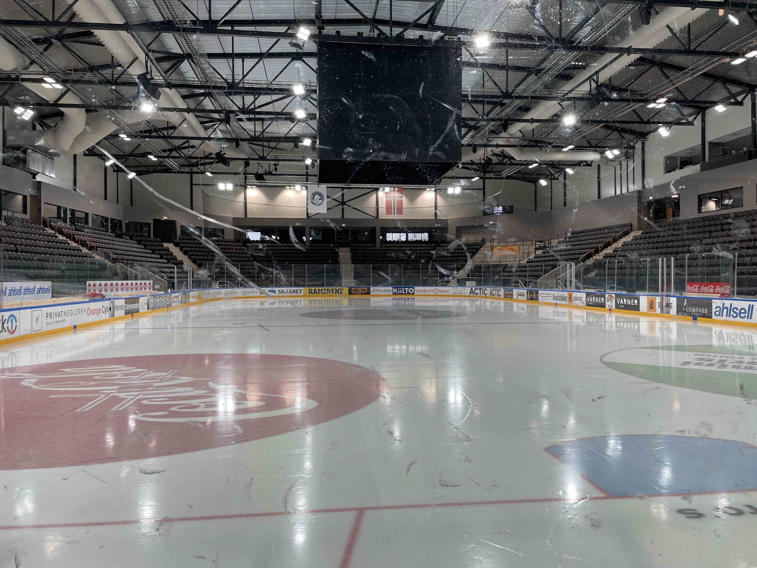 Myra kunstisbane — PE-sløyfer og manifold